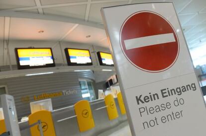 Un cartel ante los mostradores de Lufthansa, en Fráncfort.