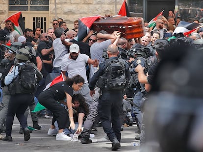 Choque entre agentes israelíes y asistentes al funeral de Shireen Abu Akleh, este viernes en Jerusalén.