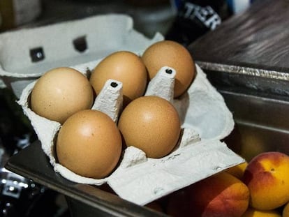 Cart&oacute;n de huevos en un supermercado de Francia