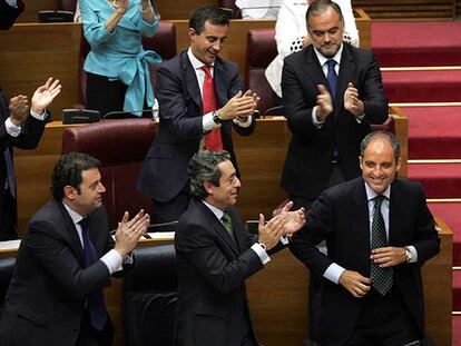 El presidente Francisco Camps, ayer, aplaudido por su grupo tras la investidura.