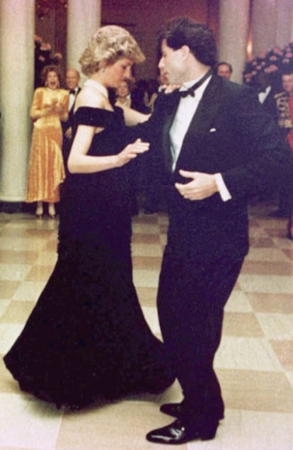 Diana de Gales bailando en John Travolta en la Casa Blanca en 1985. Una cena para la que escogió un vestido de terciopelo azul diseñado por Victor Edelstein.