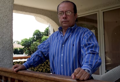 El humorista Arévalo, a la puerta de su casa de Rocafort (Valencia), en una fotografía del año 2000.