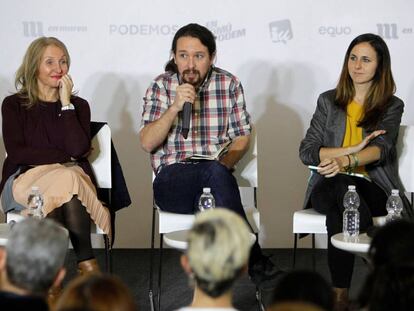 Pablo Iglesias, líder de Podemos, Ione Belarra, portavoz, y Amparo Ballester, catedrática, presentan la ley de corresponsabilidad.