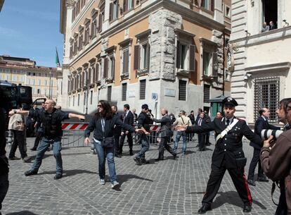 Las fuerzas de seguridad controlan el lugar del tiroteo en las puertas del palacio Chigi.