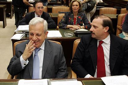 Los diputados del PP Jaime Ignacio del Burgo (izquierda) y Vicente Martínez-Pujalte, en la comisión del 11-M.