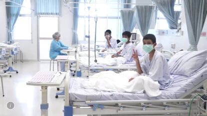 Estas são as primeiras imagens dos meninos resgatados em um quarto do hospital onde se recuperam, publicadas nesta quarta-feira, 11 de julho de 2018.