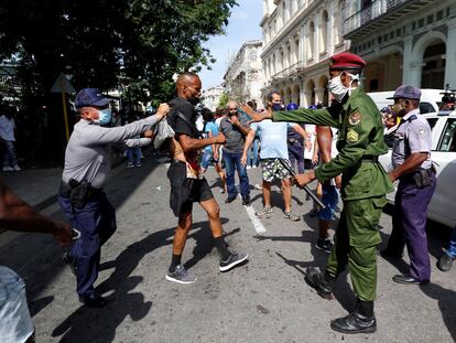 Policías arrestan a un hombre que participaba en una manifestación en una calle en La Habana el pasado domingo.