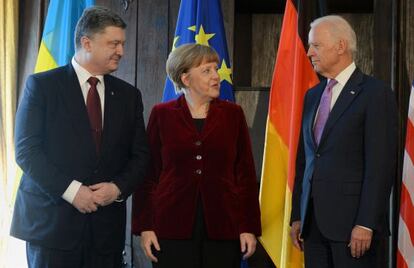 El president d'Ucraïna, al costat de Merkel i Joe Biden.