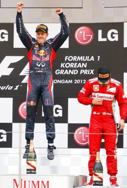 Vettel celebra su triunfo en el podio junto a Fernando Alonso.