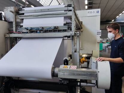 Un trabajador de la marca de papelería de Girona Oxford.