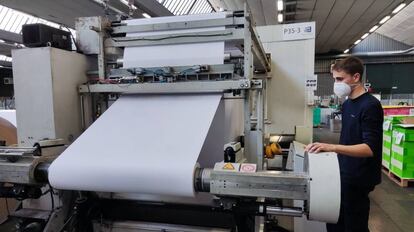 Un trabajador de la marca de papelería de Girona Oxford.