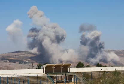 Una columna de humo se elevaba el 27 de junio sobre el sur de Líbano tras ataques de Israel. 