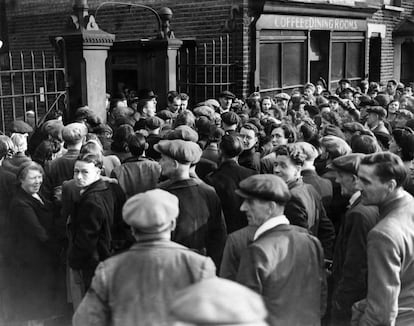 Una huelga en la fábrica de alimentos Spratts en el este de Londres debido a una disputa contra un nuevo sistema de "fichaje". Octubre de 1945, qué tiempos aquellos.
