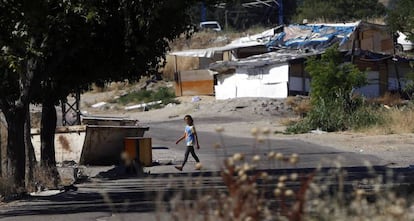 Una niña camina por el poblado marginal del Gallinero.