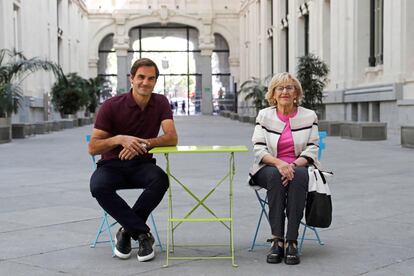 La alcaldesa de Madrid, Manuela Carmena, y el tenista suizo Roger Federer posan para los medios gráficos durante la visita del primero a la sede del Ayuntamiento.