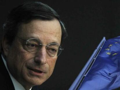 Draghi, ante una imagen de la torre del BCE.