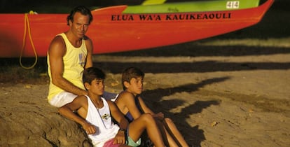 Enrique Iglesias junto a su hermano Julio Jr. y su padre Julio Iglesias.