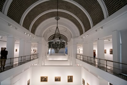 Interior de la sala de exposiciones Alcalá 31, que ocupa el antiguo Banco Mercantil e Industrial (1935-1943), en Madrid.