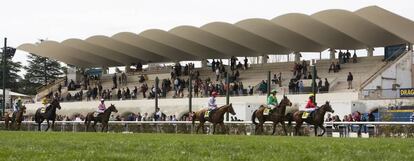 Arriba, el Hipódromo de la Zarzuela con su liviana y alabada cubierta.