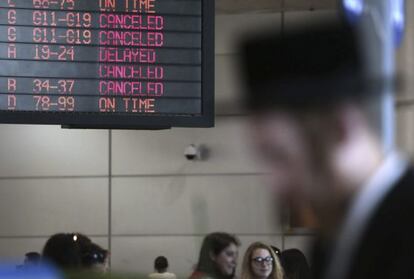 Una pantalla informa este miércoles a los viajeros en el aeropuerto de Ben Burion (Tel Aviv) de los vuelos europeos y estadounidenses suspendidos. /Jim Hollander (EFE)