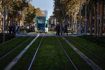 Barcelona ha estrenado este domingo la conexión en tranvía desde la plaza de les Glòries hasta Verdaguer.