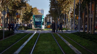 Barcelona ha estrenado este domingo la conexión en tranvía desde la plaza de les Glòries hasta Verdaguer.