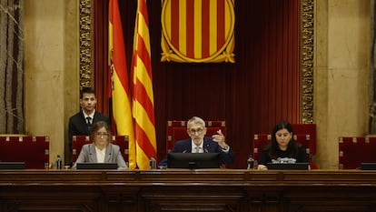 A la derecha, en la Mesa de Edad, la diputada de las juventudes de ERC, Mar Besses.