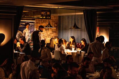 Clientes en el restaurante Tatel, en Madrid, propiedad de la familia Matutes, Rafa Nadal y Manuel Campos.