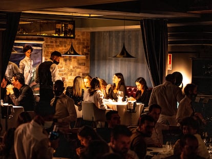 Clientes en el restaurante Tatel, en Madrid, propiedad de la familia Matutes, Rafa Nadal y Manuel Campos.