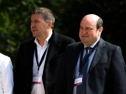 Arnaldo Otegi y Andoni Ortuzar, en el acto de la disolución de ETA celebrado en Cambo (Francia) en mayo pasado.