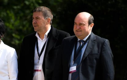 Arnaldo Otegi y Andoni Ortuzar, en el acto de la disolución de ETA celebrado en Cambo (Francia) en mayo de 2018.