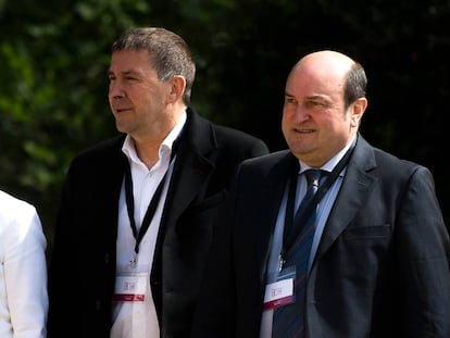 Arnaldo Otegi y Andoni Ortuzar, en el acto de la disolución de ETA celebrado en Cambo (Francia) en mayo pasado.