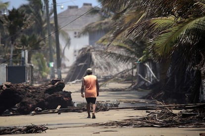 Un hombre entra en una zona devastada por un gran oleaje del océano en Playa Azul , Coyuca de Benítez , Estado de Guerrero.