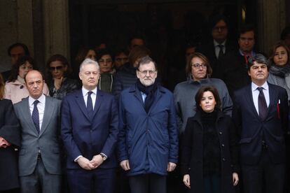 El presidente del Gobierno, Mariano Rajoy (c), junto a la vicepresidenta, Soraya Sáenz de Santamaría (2d), el director del Gabinete de la Presidencia del Gobierno, Jorge Moragas (d), y el embajador del Reino Unido en España, Simon Manley (2i), durante el minuto de silencio que ha tenido lugar en el Complejo de La Moncloa por las víctimas del atentado de ayer en Londres.