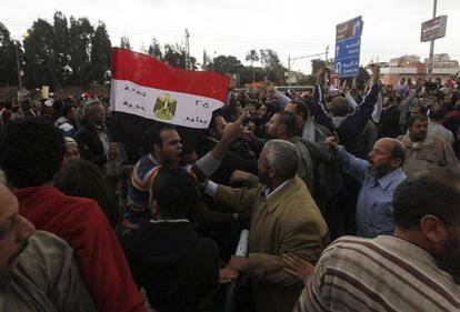 Seguidores del presidente egipcio, Mohamed Mursi, y de los Hermanos Musulmanes, pelean con los opositores que habían acampado frente al Palacio Presidencial de El Cairo.