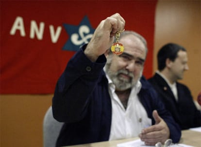 Kepa Bereziartua, presidente del partido Acción Nacionalista Vasca (ANV), muestra un llavero con símbolos franquistas que ha recibido de manera anónima. ANV ha señalado hoy que intentará "por todos los medios", que la izquierda 'abertzale' concurra a las próximas elecciones.