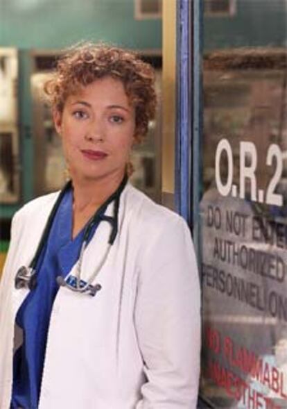Alex Kingston, en una secuencia de la serie <i>Urgencias.</i>