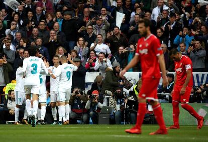 Cristiano Ronaldo celebra el tercer gol del equipo madrileño con sus compañeros.