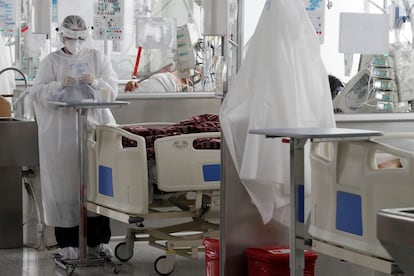 Personal médico trabaja hoy en una unidad de cuidados intensivos para enfermos de covid-19 en el Hospital El Tunal, en Bogotá (Colombia), en una fotografía de archivo. EFE/ Carlos Ortega
