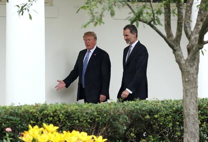 El presidente Donald Trump y el rey Felipe caminan a través del Rose Garden en la Casa Blanca.