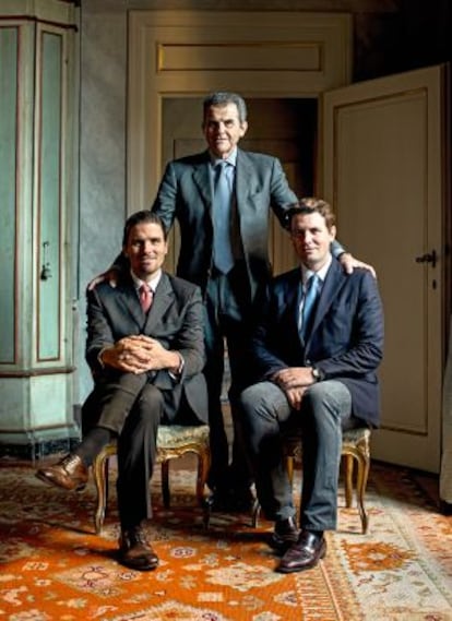 Ferruccio Ferragamo, hijo del fundador y hoy presidente de la compa&ntilde;&iacute;a, con sus hijos. A la izquierda, James, que trabaja en la compa&ntilde;&iacute;a. A la derecha, Salvatore, que se ocupa de Il Borro, una finca y bodega familiar en el coraz&oacute;n de la Toscana. 