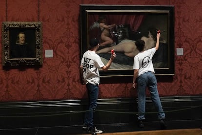 Dos activistas de Just Stop Oil rompen a martillazos el vidrio que protege la obra 'La venus del espejo', de Velázquez, en la National Gallery. 