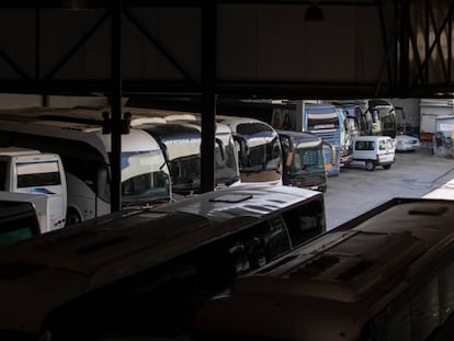 Autocars de l'empresa Hispabus, en un garatge de Cornellà de Llobregat.