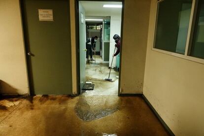 El agua alcanzó varios centímetros dentro de las instalaciones del hospital la noche del lunes tras las intensas lluvias.