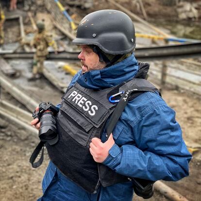 El periodista Luis de Vega, en Irpin, el 5 de marzo.