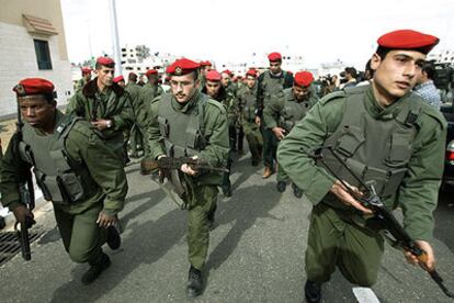 Varios soldados palestinos marchan en la frontera de Gaza para prevenir los ataques con cohetes hacia Israel.