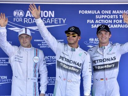 Bottas, Hamilton i Rosberg saluden després d'acabar la sessió de classificació.