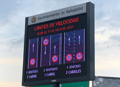 Panel informativo en la ciudad de Valladolid sobre las nuevas limitaciones de velocidad.