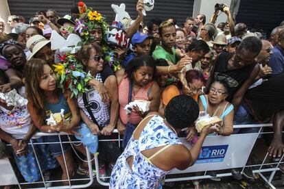 Um grupo de moradores do Rio de Janeiro celebrou o aniversário da cidade neste domingo comendo o tradicional bolo oferecido anualmente pelo Governo.