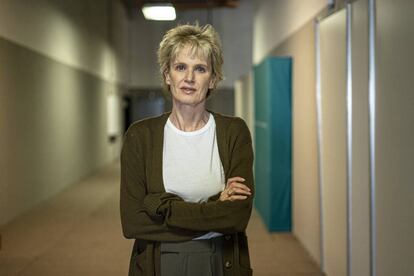 La novelista feminista Siri Hustvedt, ganadora del Premio Princesa de Asturias de las Letras 2019, posa para una fotografía en los pasillos de la FIL.